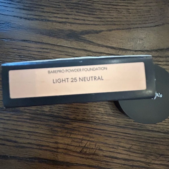 bareMinerals BAREPRO 16-HR Skin-Perfecting
Powder Foundation - Picture 4 of 10